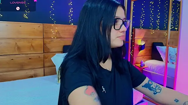 Snapshot of hanna_kimura chatting on 02/22/26, 07:48 hanna kimura online show from 02/22/26, 07:48