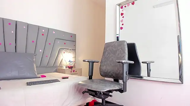 Snapshot of Maia_520 chatting on 02/26/26, 05:02 Maia 520 online show from 02/26/26, 05:02