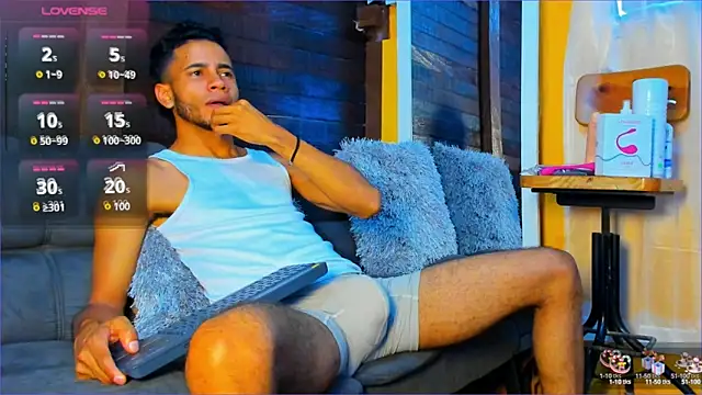 Snapshot of Alex_bigcock11_ chatting on 09/24/25, 04:02 Alex bigcock11  online show from 09/24/25, 04:02