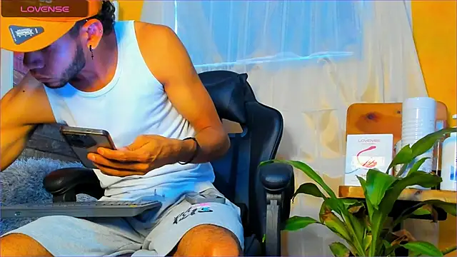 Snapshot of Alex_bigcock11_ chatting on 10/21/25, 01:43 Alex bigcock11  online show from 10/21/25, 01:43