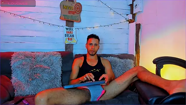 Snapshot of Alex_bigcock11_ chatting on 05/07/26, 06:11 Alex bigcock11 online show from 05/07/26, 06:11