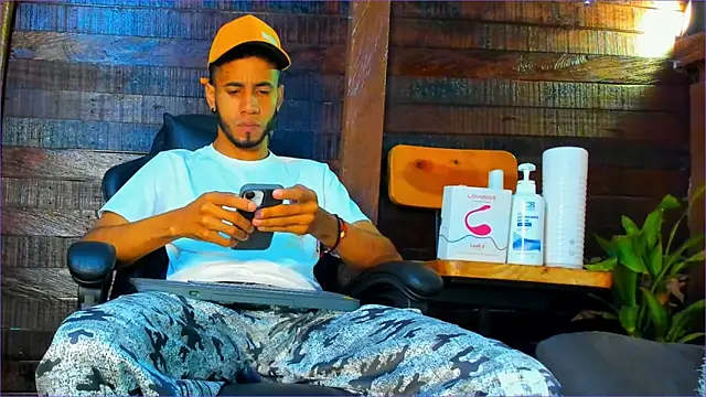 Snapshot of Alex_bigcock11_ chatting on 10/29/25, 11:42 Alex bigcock11  online show from 10/29/25, 11:42