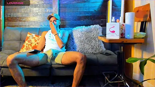 Snapshot of Alex_bigcock11_ chatting on 09/21/25, 06:24 Alex bigcock11  online show from 09/21/25, 06:24