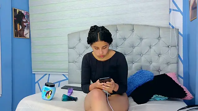 Snapshot of Emily_J18 chatting on 09/29/25, 01:17 Emily J18 online show from 09/29/25, 01:17