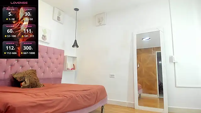 Snapshot of sienna_glow chatting on 09/29/25, 12:33 sienna glow online show from 09/29/25, 12:33