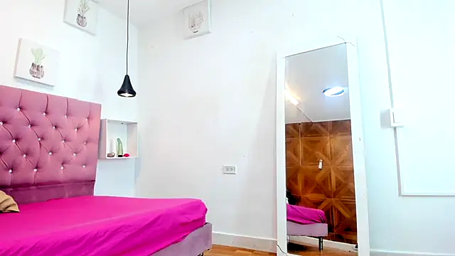 Snapshot of sienna_glow chatting on 09/30/25, 01:50 sienna glow online show from 09/30/25, 01:50