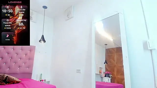 Snapshot of sienna_glow chatting on 09/25/25, 12:44 sienna glow online show from 09/25/25, 12:44