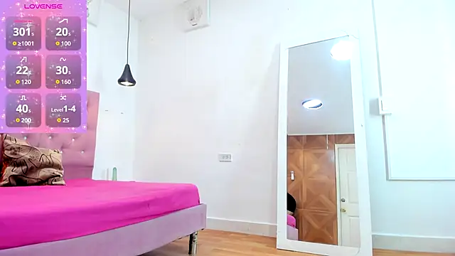 Snapshot of sienna_glow chatting on 09/13/25, 01:11 sienna glow online show from 09/13/25, 01:11