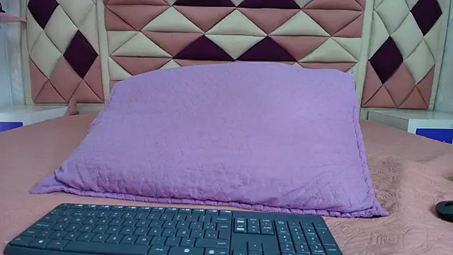 Snapshot of valecastro_ chatting on 10/06/25, 07:25 valecastro  online show from 10/06/25, 07:25