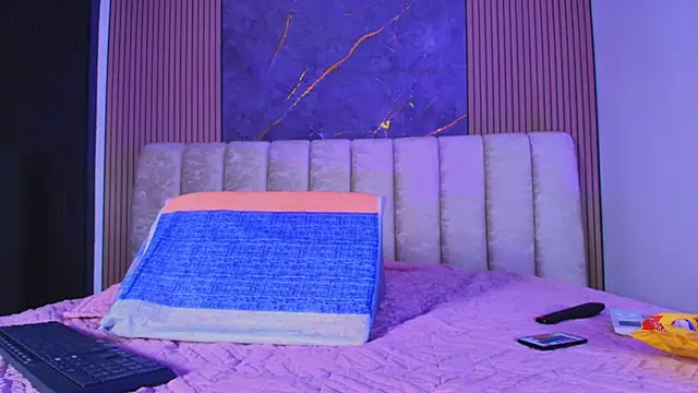 valecastro  online show from 12/04/25, 07:13