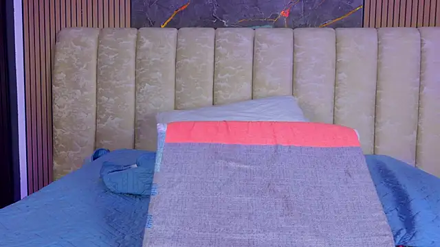 valecastro  online show from 12/18/25, 07:29