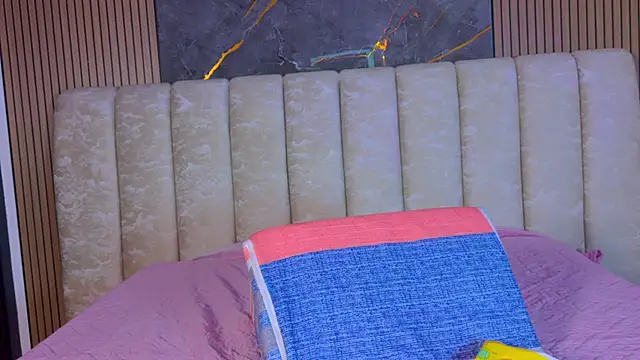 valecastro  online show from 12/17/25, 07:19