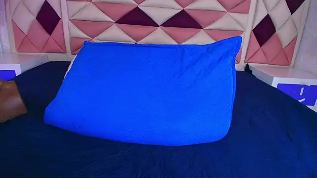 valecastro  online show from 10/30/25, 07:22