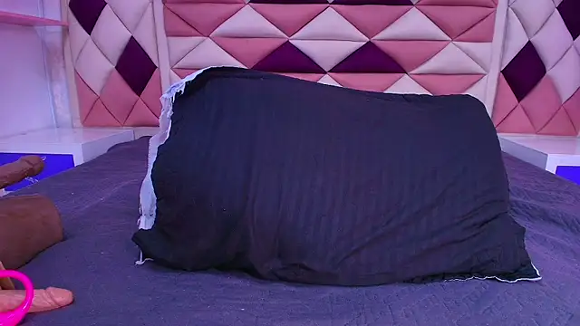 valecastro  online show from 10/28/25, 07:13