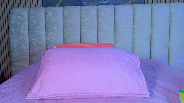 valecastro  online show from 12/19/25, 07:16