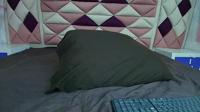 Snapshot of valecastro_ chatting on 10/11/25, 07:15 valecastro  online show from 10/11/25, 07:15