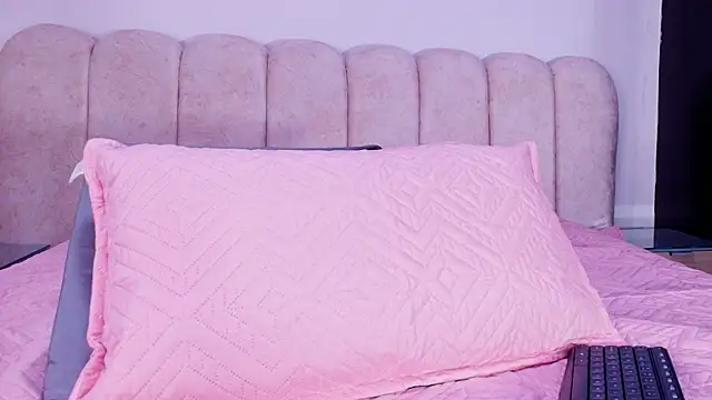 valecastro  online show from 12/01/25, 07:15