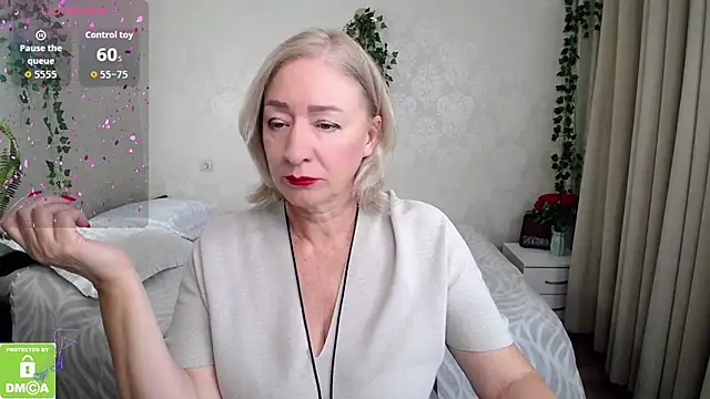 hunters woman online show from 10/19/25, 12:08