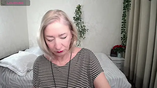 hunters woman online show from 11/29/25, 10:32