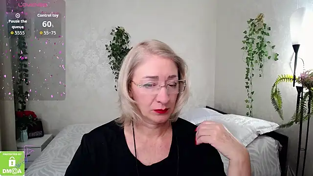 hunters woman online show from 10/16/25, 01:52