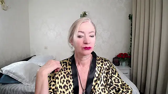 hunters woman online show from 02/11/26, 03:17