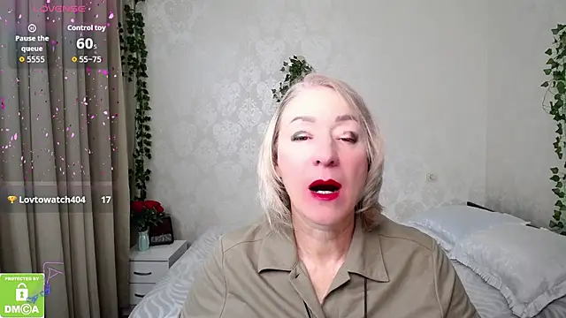 hunters woman online show from 10/13/25, 01:12