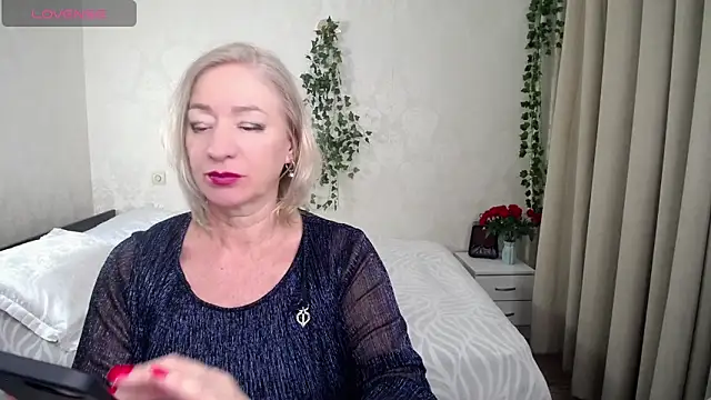 hunters woman online show from 11/30/25, 11:27