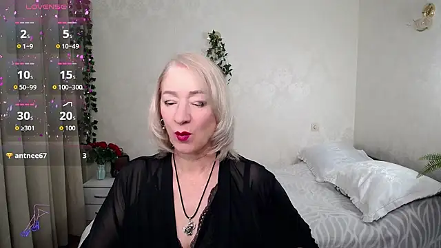 hunters woman online show from 11/24/25, 02:06