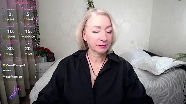 hunters woman online show from 11/23/25, 01:48