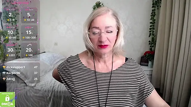 hunters woman online show from 10/22/25, 12:54