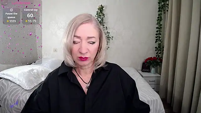 hunters woman online show from 11/28/25, 02:28