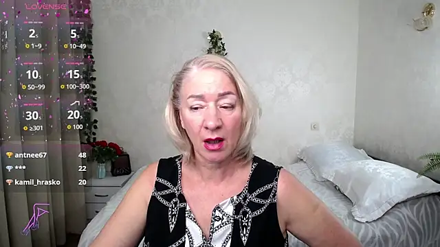 hunters woman online show from 11/24/25, 02:00