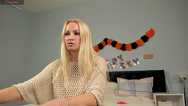 KiraSun online show from 10/30/25, 12:03