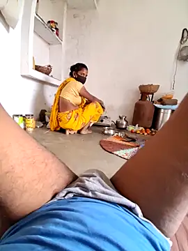 Snapshot of RAYI_Queen_3 chatting on 10/26/25, 03:40 RAYI Queen 3 online show from 10/26/25, 03:40