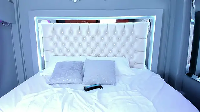 Snapshot of SandyLainer chatting on 10/28/25, 11:14 SandyLainer online show from 10/28/25, 11:14