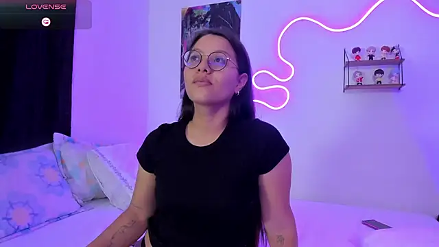 Snapshot of Dilan_and_Mia chatting on 11/21/25, 01:04 Dilan and Mia online show from 11/21/25, 01:04