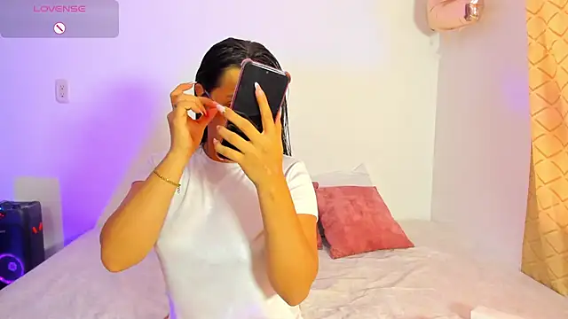 Snapshot of Dilan_and_Mia chatting on 11/29/25, 01:11 Dilan and Mia online show from 11/29/25, 01:11