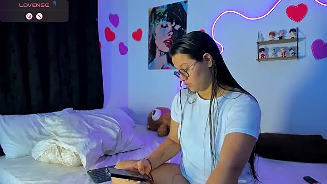 Dilan and Mia online show from 04/11/26, 12:07