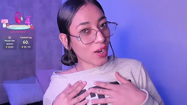 Snapshot of Becky_G chatting on 11/04/25, 03:43 Becky G online show from 11/04/25, 03:43