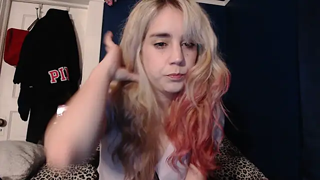 Snapshot of RubySmoke chatting on 10/17/25, 01:53 RubySmoke online show from 10/17/25, 01:53