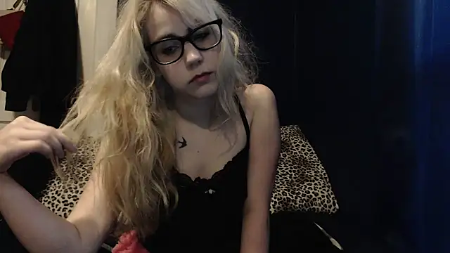 Snapshot of RubySmoke chatting on 10/12/25, 01:23 RubySmoke online show from 10/12/25, 01:23