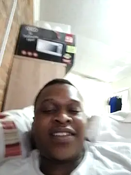 Snapshot of Moet_Chandon chatting on 10/10/25, 06:14 Moet Chandon online show from 10/10/25, 06:14