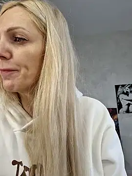 Snapshot of Monna chatting on 01/27/25, 12:05 Monna online show from 01/27/25, 12:05