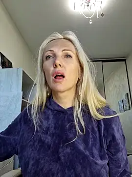 Snapshot of Monna chatting on 10/02/25, 12:30 Monna online show from 10/02/25, 12:30