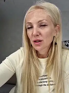 Snapshot of Monna chatting on 02/22/25, 02:19 Monna online show from 02/22/25, 02:19