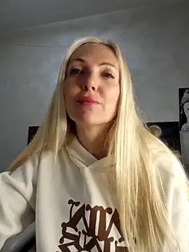 Snapshot of Monna chatting on 04/19/26, 03:13 Monna online show from 04/19/26, 03:13