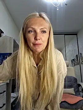 Snapshot of Monna chatting on 04/20/26, 03:02 Monna online show from 04/20/26, 03:02