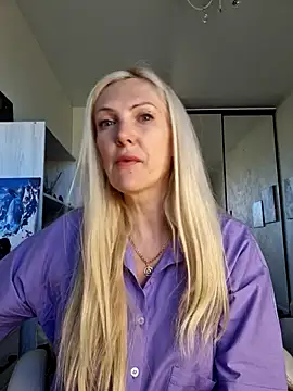 Snapshot of Monna chatting on 05/04/26, 02:42 Monna online show from 05/04/26, 02:42