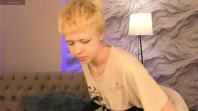 Snapshot of CarolineRichter chatting on 10/10/25, 02:23 CarolineRichter online show from 10/10/25, 02:23