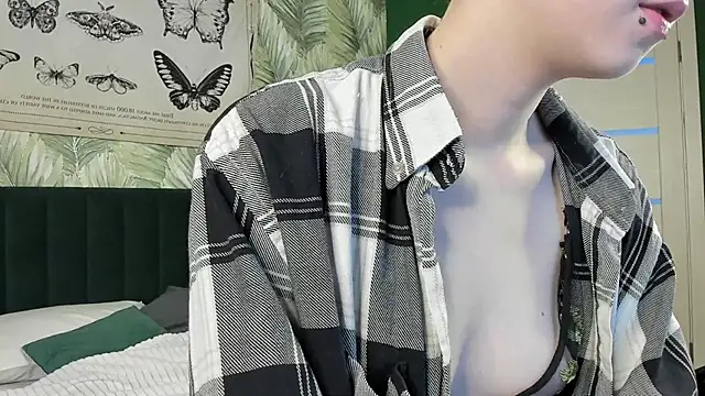 Snapshot of CarolineRichter chatting on 11/21/25, 02:10 CarolineRichter online show from 11/21/25, 02:10